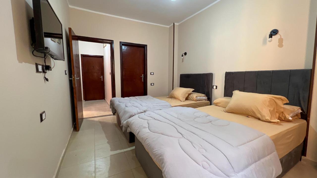 Pyramids Road Guest House Cozy Rooms And Rooftop Breakfast With The Pyramids View Nazlet el-Sisi Luaran gambar