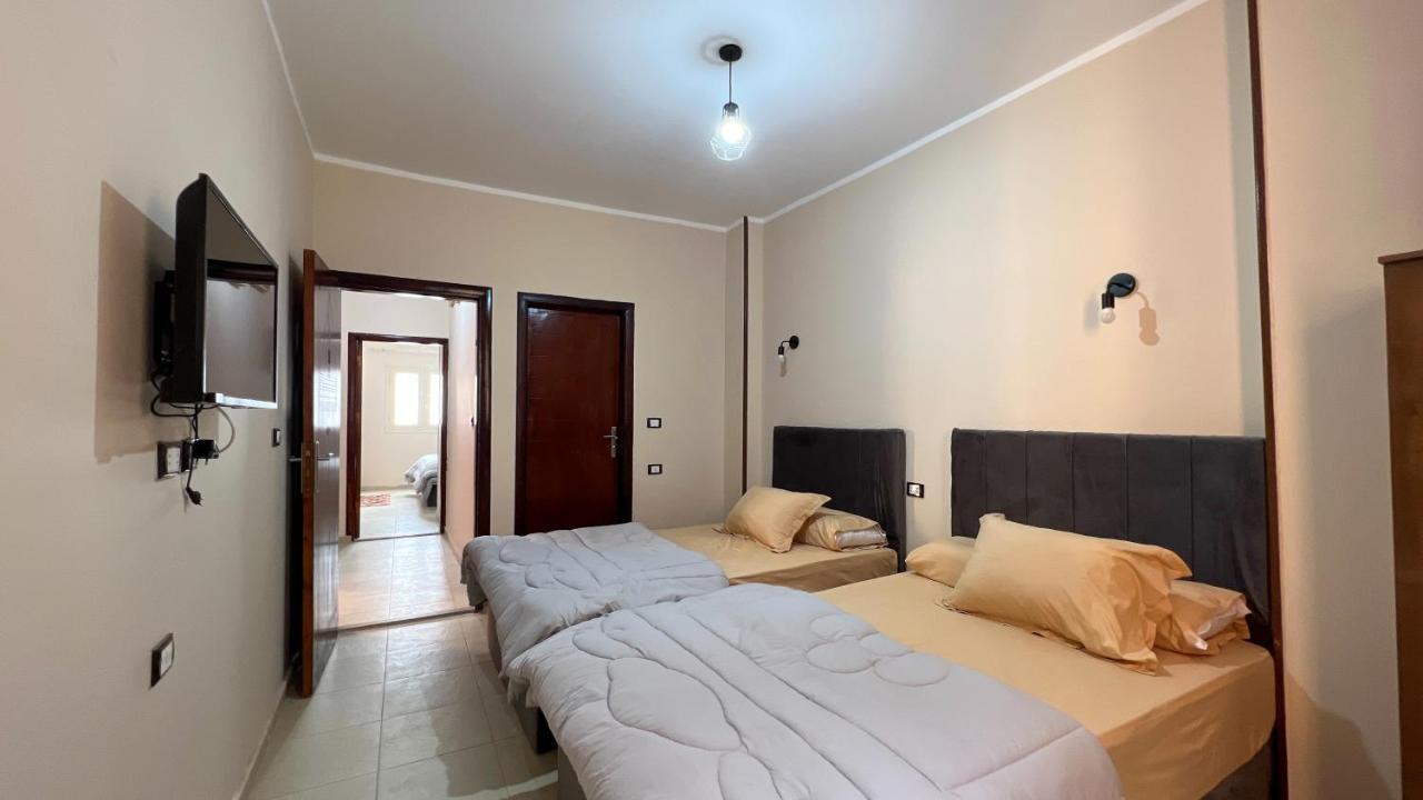 Pyramids Road Guest House Cozy Rooms And Rooftop Breakfast With The Pyramids View Nazlet el-Sisi Luaran gambar