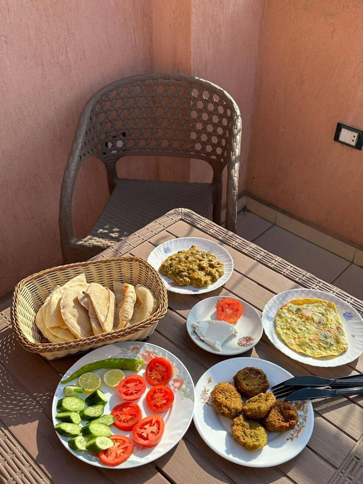 Pyramids Road Guest House Cozy Rooms And Rooftop Breakfast With The Pyramids View Nazlet el-Sisi Luaran gambar