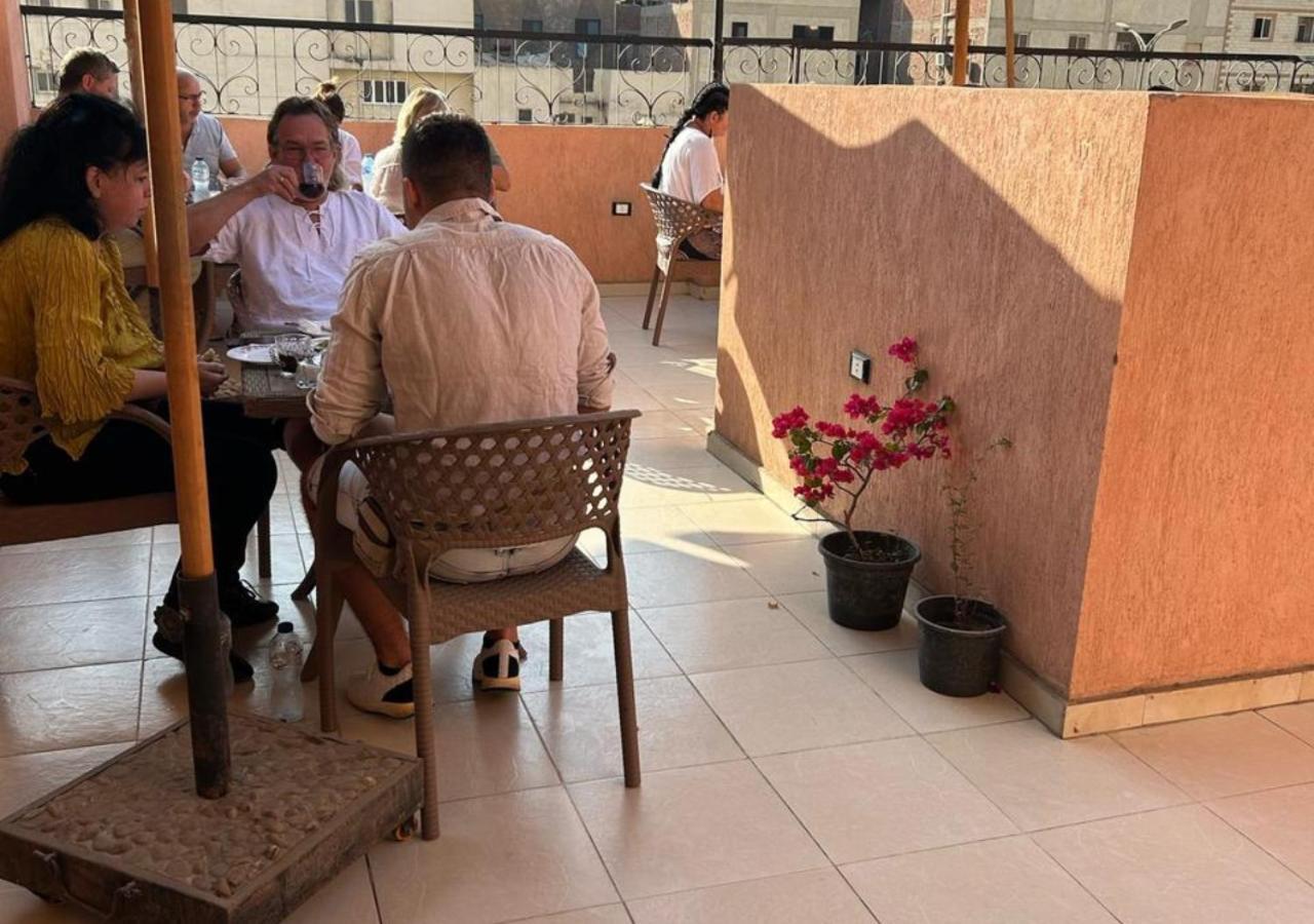 Pyramids Road Guest House Cozy Rooms And Rooftop Breakfast With The Pyramids View Nazlet el-Sisi Luaran gambar
